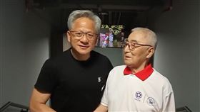 黃仁勳（左）和林友茂擔任世壯運聖火傳遞者，私下問他長壽秘訣，林友茂說：多看美女。 (圖/翻攝threads@reporter.taiwan
)