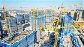 中國銀行逾三成資產放款房產，資不抵債出現危機。（圖／法新社）