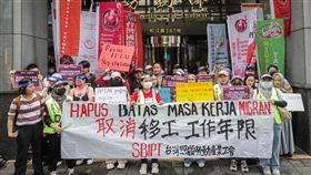 移工團體勞動部前抗議（1）台灣照顧勞動產業工會（SBIPT）18日在勞動部前舉行記者會，呼籲政府正視藍領移工長期貢獻，取消工作年限限制，並重新檢討現行的「移工留才久用方案」所衍生出的問題。中央社記者裴禛攝  114年5月18日