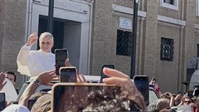 新教宗現身向群眾問候 展現親民作風新教宗良十四世18日在就職典禮舉行前，以敞篷座車繞場向群眾致意，風靡全場。中央社記者黃雅詩梵蒂岡攝  114年5月18日