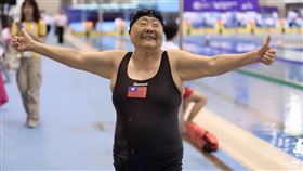 ▲97歲唐成瑤蛙式奪金帥氣比讚。（圖／2025世壯運執委會提供） 