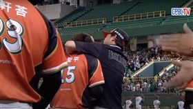 ▲陳聖平賽後遭總教練林岳平「尻頭」警惕。（圖／翻攝自CPBLTV）