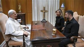 烏克蘭總統澤倫斯基夫婦（左）18日在梵蒂岡會晤天主教教宗良十四世（右）。 （圖／歐新社／達志）