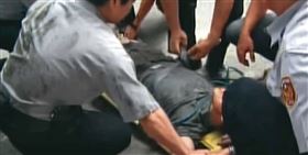 警方圍捕張姓凶手，張頑強抵抗，最後遭警方開槍擊中，壓制在地。（翻攝東森新聞）
