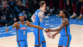 ▲奧克拉荷馬雷霆在搶7生死戰擊敗丹佛金塊，以平均25.2歲的年紀，成為西區冠軍戰歷史最年輕球隊。（圖／翻攝自X平台 @okcthunder）