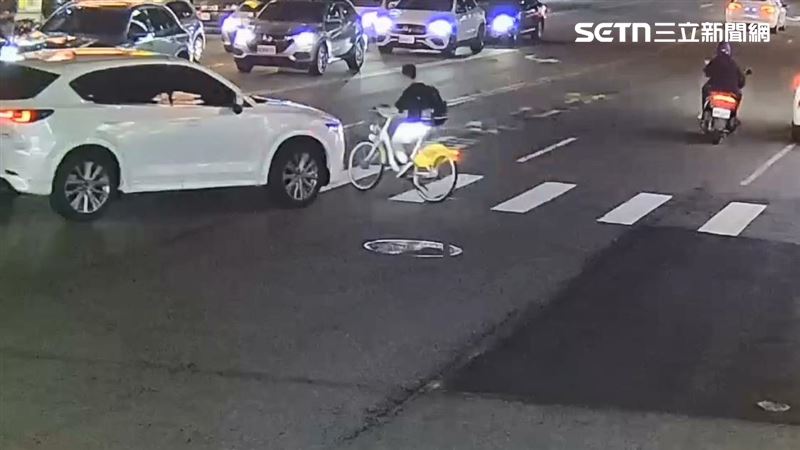 台中逢甲夜市發生車禍，國中生騎單車挨撞，連人帶車被捲入車底。（圖／翻攝畫面）