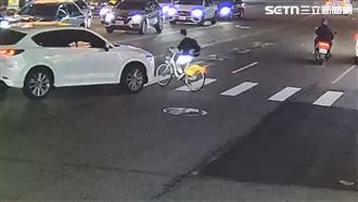 少年騎單車挨撞捲車底！逢甲路人合力抬車