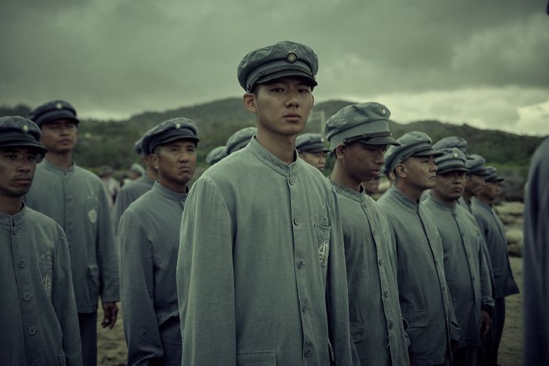 吳念軒(前)主演時代劇「星空下的黑潮島嶼」,他在劇中被送往綠島入獄,遇到很多絕望的事情。(圖/中央社)