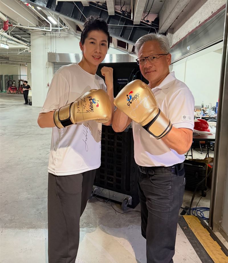 2025年世壯運開幕典禮，黃仁勳後台擁抱林郁婷，戴拳套過招切磋。（圖／翻攝自林郁婷Threads）