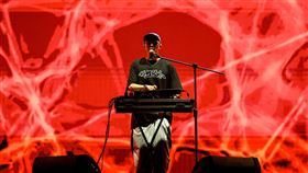 太空港音樂藝術嘉年華  蛋堡登台2025太空港音樂藝術嘉年華17日在台北大佳河濱公園登場，「饒舌詩人」蛋堡（圖）以獨特的「輕饒舌」Jazz Hip Hop，以及融合詩意與爵士靈魂的音樂風格登台。（SPACEPORT提供） 中央社記者陳怡璇傳真  114年5月18日