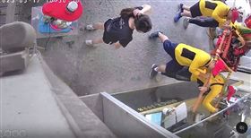 ▲西螺福天宮，神農大帝，出巡，撞破飲料店玻璃。（圖／翻攝自Thread @fish_0225）