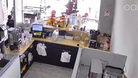 ▲西螺福天宮，神農大帝，出巡，撞破飲料店玻璃。（圖／翻攝自Thread @fish_0225）