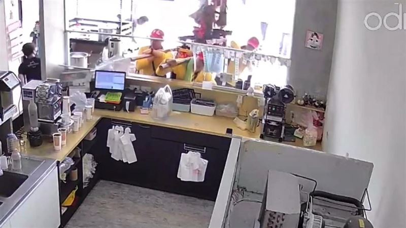 太急著想喝！神農大帝出巡「撞破」飲料店