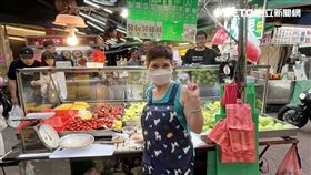 ▲通化街夜市水果攤阿婆對黃仁勳說：要謝謝他帶財給我。網友讚爆：臺灣精神啦。（圖／記者賴俊佑攝影）