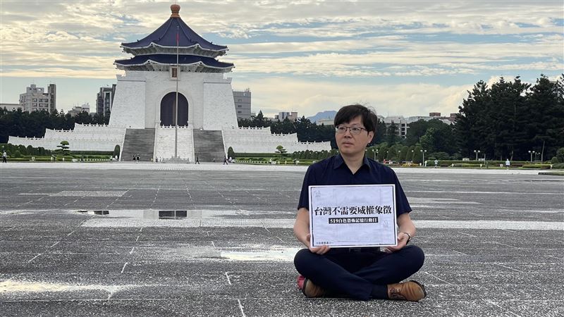 為抗議藍白刪除519「白色恐怖紀念日」,台灣基進發起全台串聯行動,呼籲民眾到不義遺址或威權象徵前舉牌,基進黨主席王興煥也到中正紀念堂前抗議。(圖/台灣基進提供)