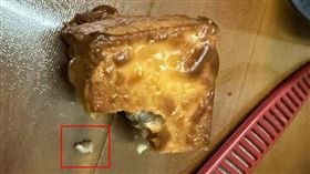 麵包裡面竟有1顆牙齒。（圖／翻攝自臉書爆料公社）