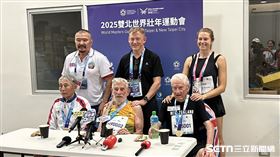 ▲藝人昆凌高齡90歲的爺爺勞倫斯（前排中）19日在田徑200公尺再進帳1銀。（圖／記者蔡厚瑄攝影）
