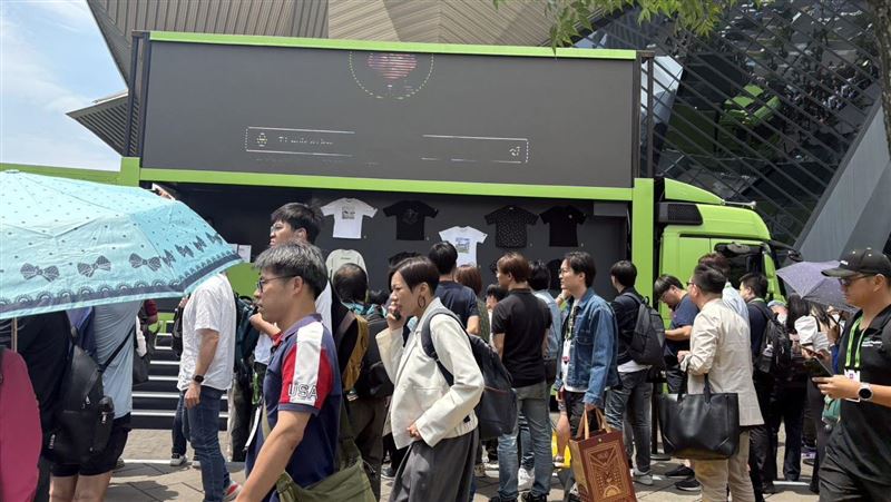 黃仁勳魅力無法擋　粉絲瘋搶限量周邊