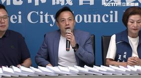 ▲戴錫欽召開記者會，宣布「鮭魚回郵」計畫數量已達2218份。