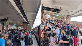 花蓮火車站擠滿滯留乘客。（圖／網友＠linyt_1110提供）