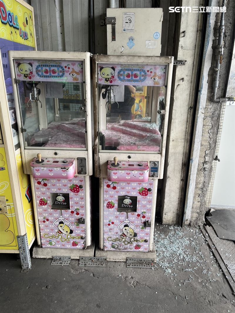 娃娃機店前日(17日)清晨，遭到男子闖入持空氣槍掃射，許多機台玻璃全碎。（圖／翻攝畫面）