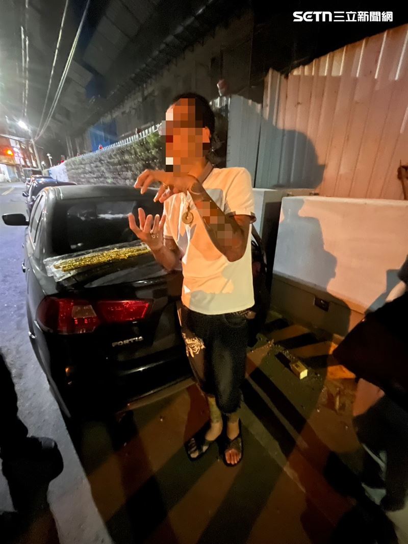 男子不滿買到故障的藍芽音響，竟然氣到拿空氣槍掃射，造成多檯娃娃機強化玻璃碎裂。（圖／翻攝畫面）