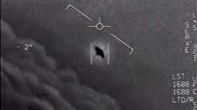 神秘無人機，8個一組，結伴飛行，撞上美軍F-16戰鬥機，座艙罩受損，秘密(圖／翻攝自維基百科)