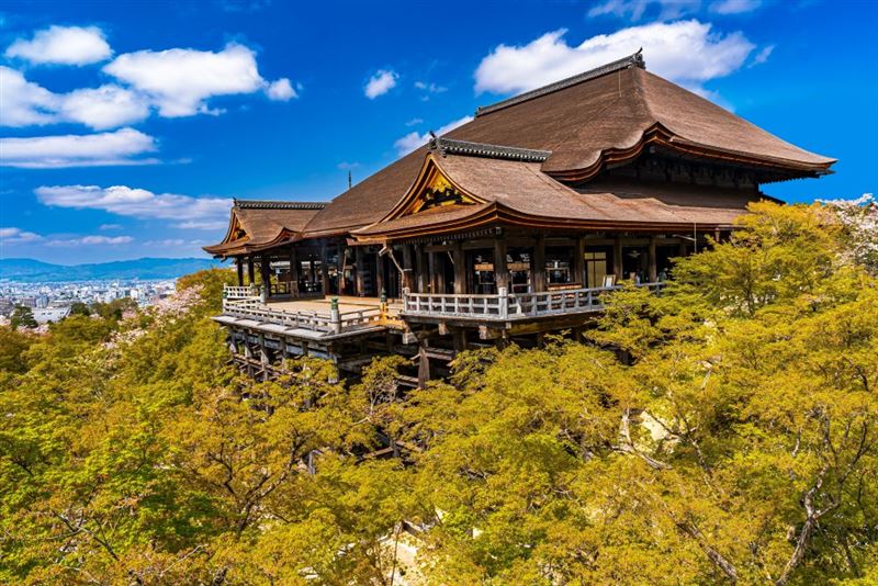 「易起飛關西雙主題5日」到神戶須磨海洋世界欣賞虎鯨或海豚表演秀，漫步清水寺、祇園町懷舊街景，奈良公園與小鹿互動，加碼日式燒肉吃到飽，早去午回暢玩5天，29,900元起，第二人再折4,000元。（圖／易飛旅遊）