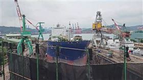 台船基隆廠今天（19日）上午11時許發生一起工安意外，一名工人在進行貨輪維修時，不慎摔落約5公尺深的船艙內，現場其他工人見狀連忙將他送醫急救，但傷者仍於下午1時許宣告不治。