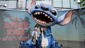 ▲韓勾ㄟ金針菇與阿Ken共同揭開大型史迪奇。（圖／迪士尼影業提供） 