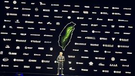 ▲黃仁勳背板合作增至122家之多，17間頂尖大學赫然入列。（圖／記者余國棟攝影）