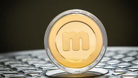 台灣大5月20日「mo幣多會員日」當日累積消費金額前10名的會員，最高可獲得價值近14萬元的1兩純金「黃金mo幣」，共送價值近45萬元黃金。（圖／台灣大哥大提供） 