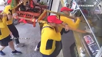 神農大帝轎衝茶飲店　業者笑：急著喝奶茶