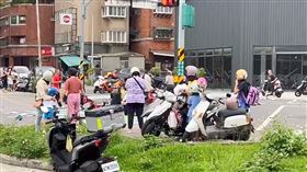 汽車暴衝車禍現場。（圖／翻攝畫面）