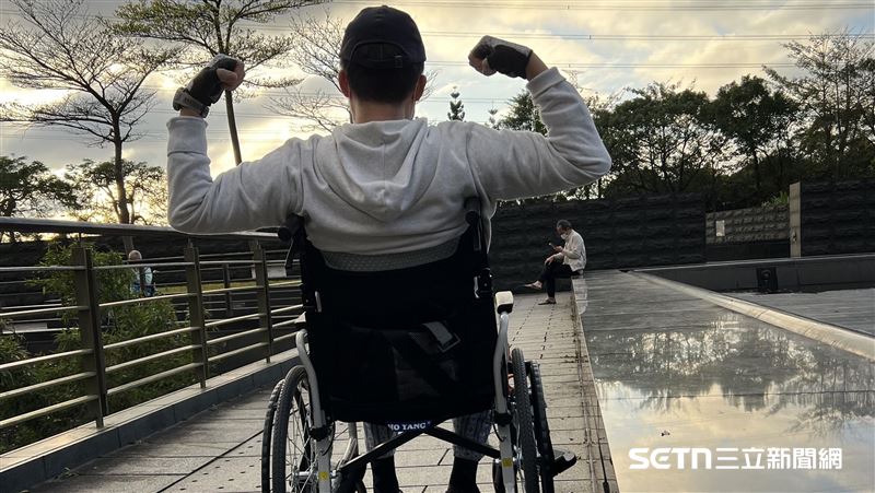 獨／科技業高管摔癱　坐輪椅等電梯沒人讓