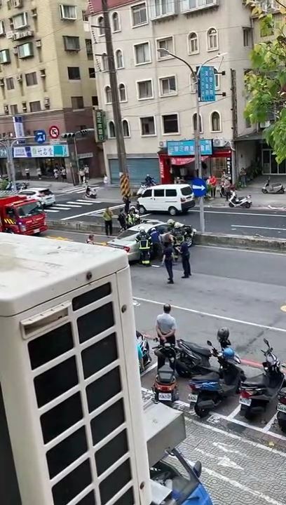 三峽車禍肇事駕駛是一名78歲的男子，公路局曾提醒：「滿75歲高齡駕駛，駕照每滿3年需換發1次。」（圖／翻攝畫面）