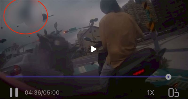 老翁撞擊摩托車後，又撞上過馬路的學生。（圖／民眾提供）