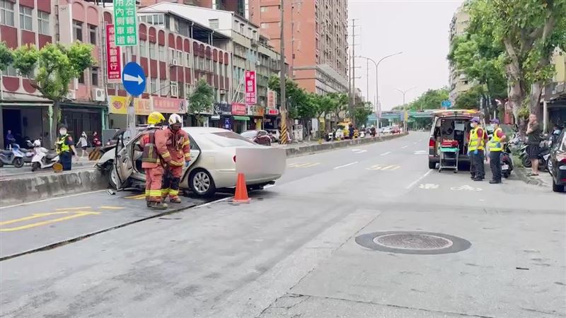 余男開車撞上復興路分隔島車才停下。(圖/翻攝畫面)