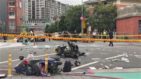 新北市三峽區今天（19日）下午4時許發生重大車禍事故，一名75歲男子開車行經國光街、國成街口（北大國小旁）時，不明原因高速闖紅燈撞上穿越馬路的放學人潮，目前已知有16人受傷，其中4人命危，傷者中多數為10多歲的學生。