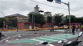 新北市三峽區今天（19日）下午4時許發生重大車禍事故，一名75歲男子開車行經國光街、國成街口（北大國小旁）時，不明原因高速闖紅燈撞上穿越馬路的放學人潮，目前已知有16人受傷，其中4人命危，傷者中多數為10多歲的學生。