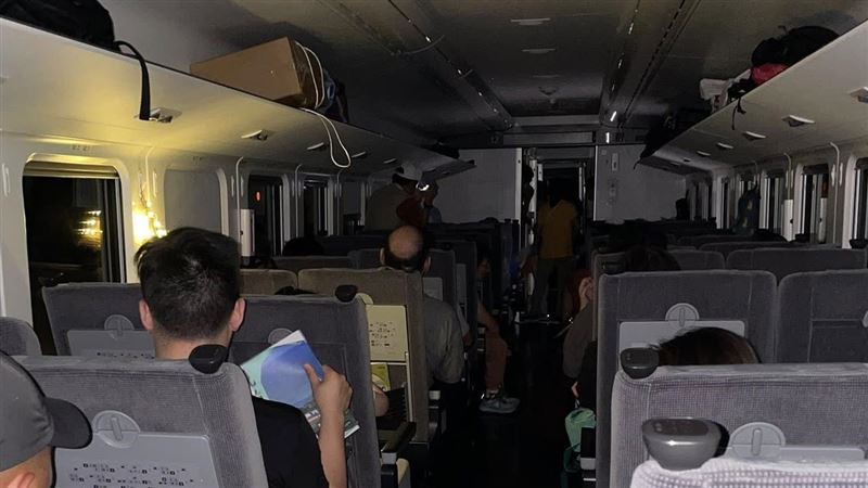 列車困隧道2小時　手機燈為女童慶生催淚