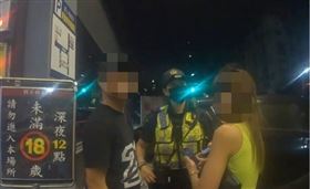 越南籍馮男逾期居留2年，被盤查時企圖襲警逃跑，最後仍被警方逮捕。（圖／翻攝畫面）