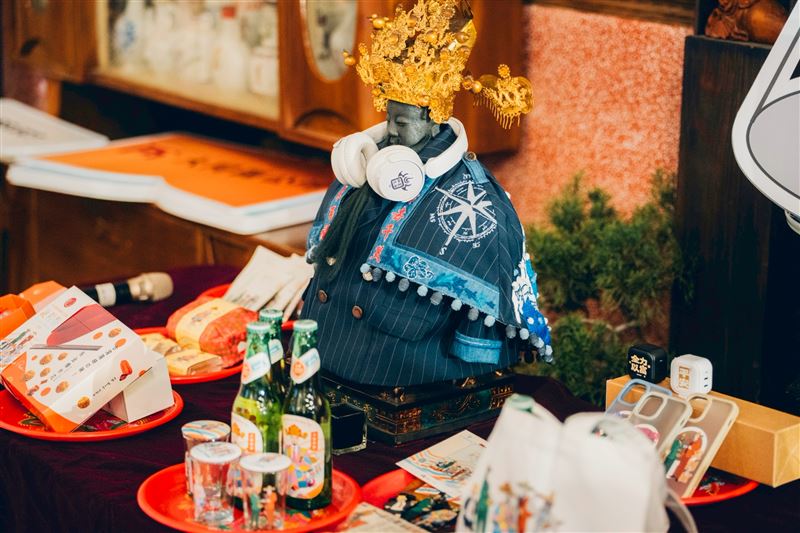 台灣第一尊穿西裝的神明,聯名知名及大稻埕在地10大品牌吃喝玩樂。(圖/大稻埕創意街區發展協會提供)