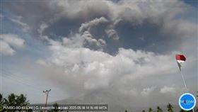 ▲勒沃托比拉基拉基火山周末期間噴發8次，噴出3至5.5公里的火山灰。（圖／翻攝自PVMBG）