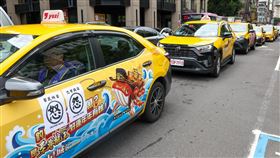 職業駕駛包圍交通部抗議台灣全國汽車駕駛人權益聯盟協會等多個職業駕駛團體，19日號召多輛計程車、大客車等包圍交通部，訴求希望同步提高行人違規罰鍰等。圖為參與抗議的計程車在車身貼上標語表達不滿。中央社記者王騰毅攝  114年5月19日