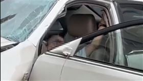 高齡老翁因不明原因失速暴衝，撞傷多人，甚至一度卡在車內。（圖／翻攝畫面）