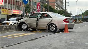 新北三峽重大車禍  肇事車輛自撞分隔島後停下新北市三峽區國成街與國光街口19日下午發生重大車禍，1輛自小客車不明原因衝撞多名路人，直到在復興路110巷巷口自撞中央分隔島才停下。中央社記者林恕暉攝  114年5月19日
