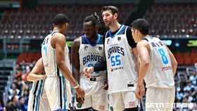 ▲PLG總冠軍賽G6，富邦勇士外籍生莫巴耶、洋將威希集合隊友交談。（圖／記者劉彥池攝影）