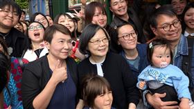 蔡英文18日赴倫敦台灣亞洲超市  引粉絲聚集簇擁前總統蔡英文（中）18日參觀台灣人在倫敦設立的亞洲超市，再度引發粉絲聚集簇擁，並索取簽名、握手和合照，其中有些人是攜家帶眷。中央社記者陳韻聿倫敦攝  114年5月19日