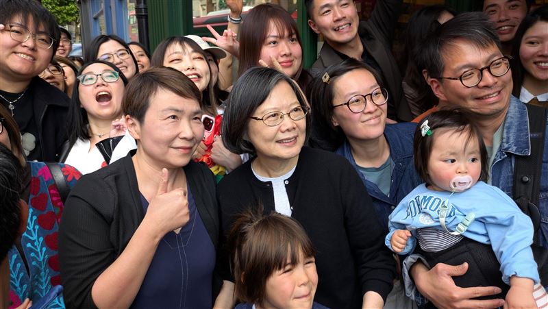 小英化身觀光大使推台美食　民眾爭見面